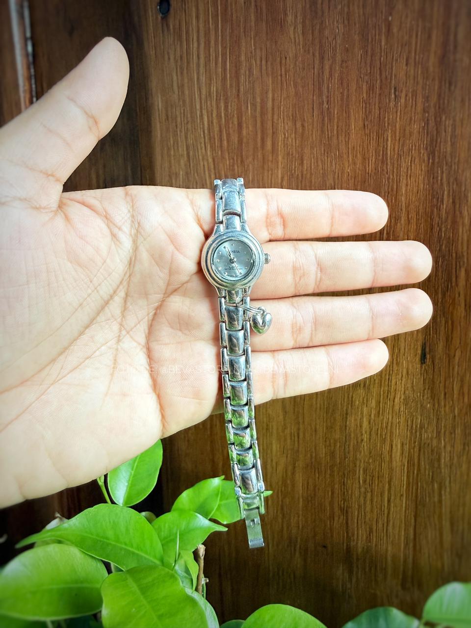 Reloj circular con dije