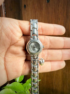 Reloj circular con dije