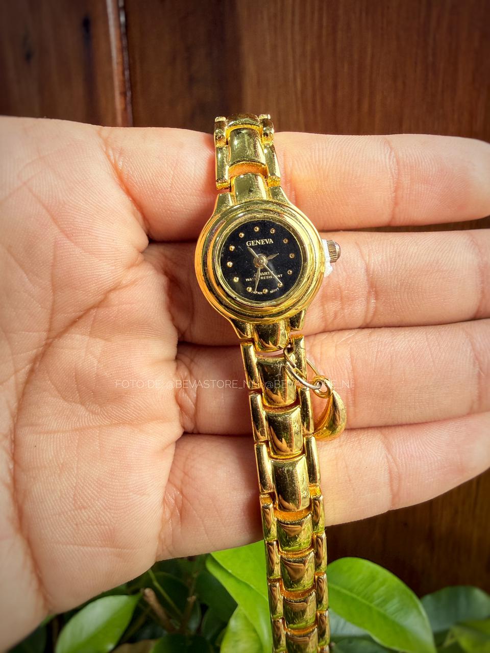 Reloj circular con dije