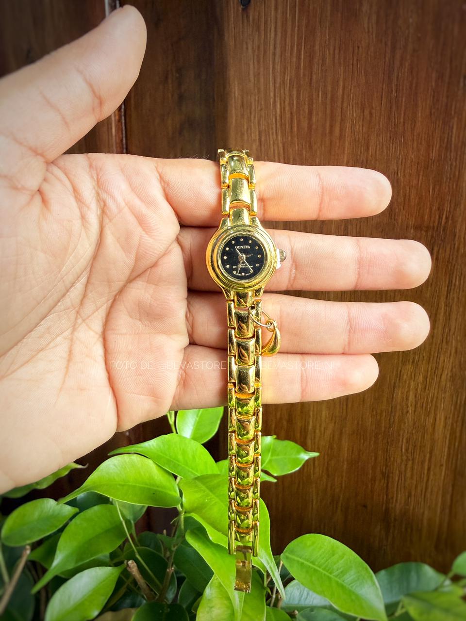 Reloj circular con dije