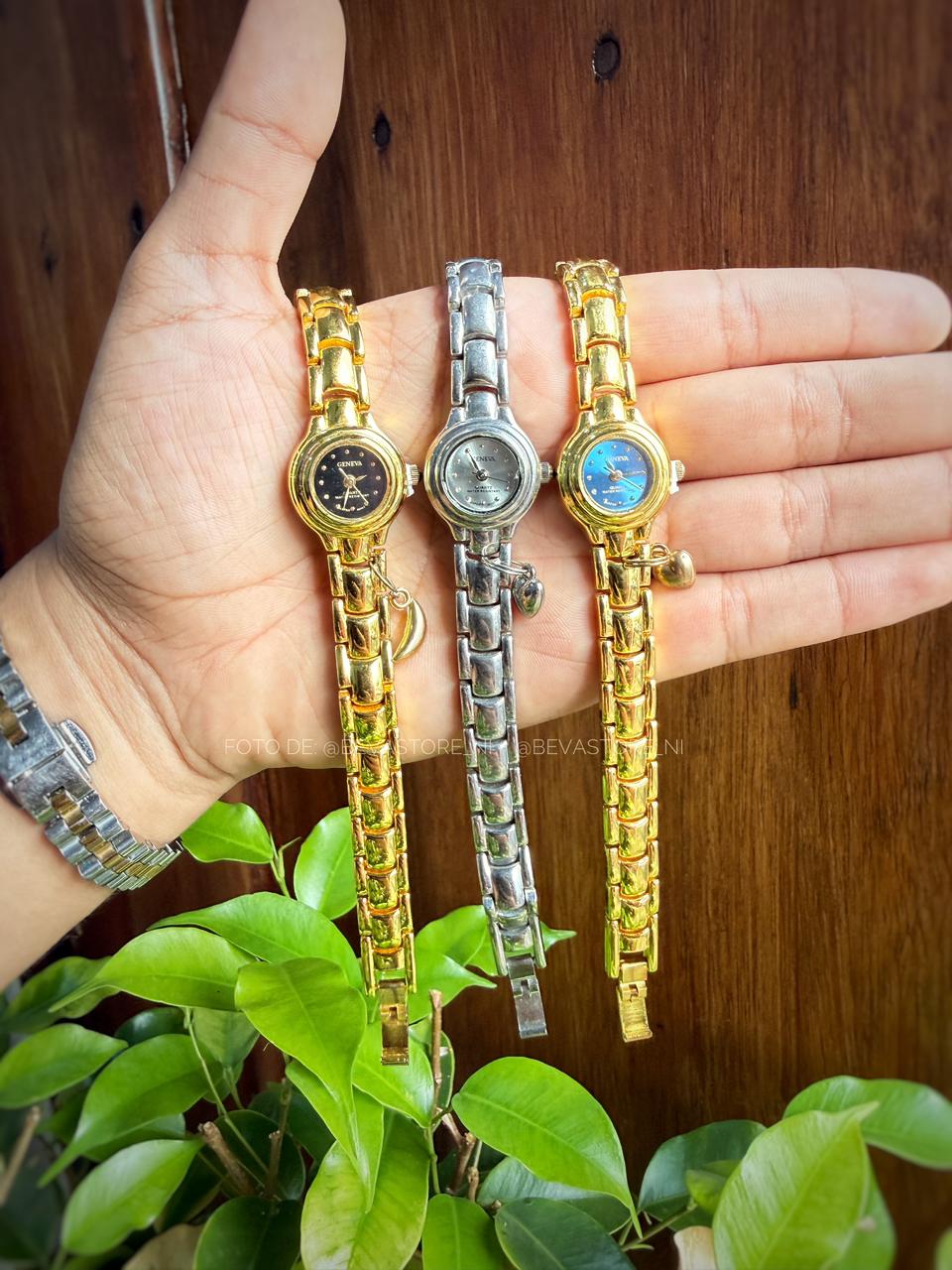 Reloj circular con dije