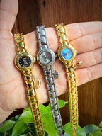 Reloj circular con dije