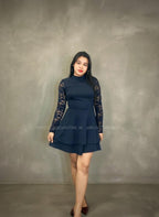 Vestido corto azul manga calada