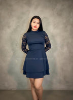 Vestido corto azul manga calada