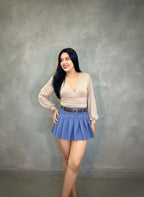 Looks falda plisada azul con faja