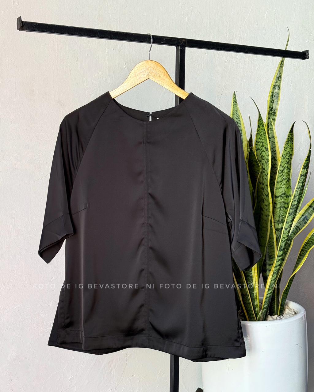 Blusa satinada con abertura lateral