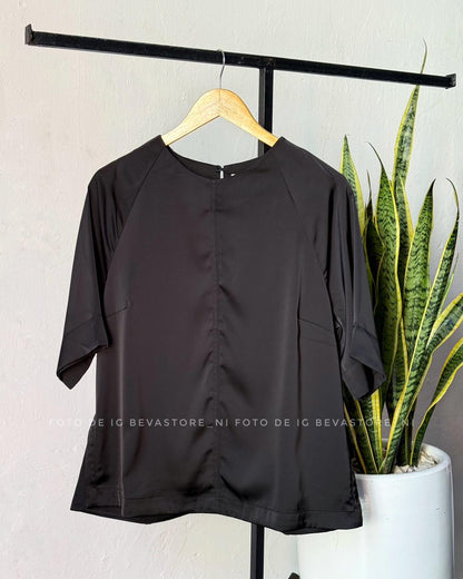 Blusa satinada con abertura lateral