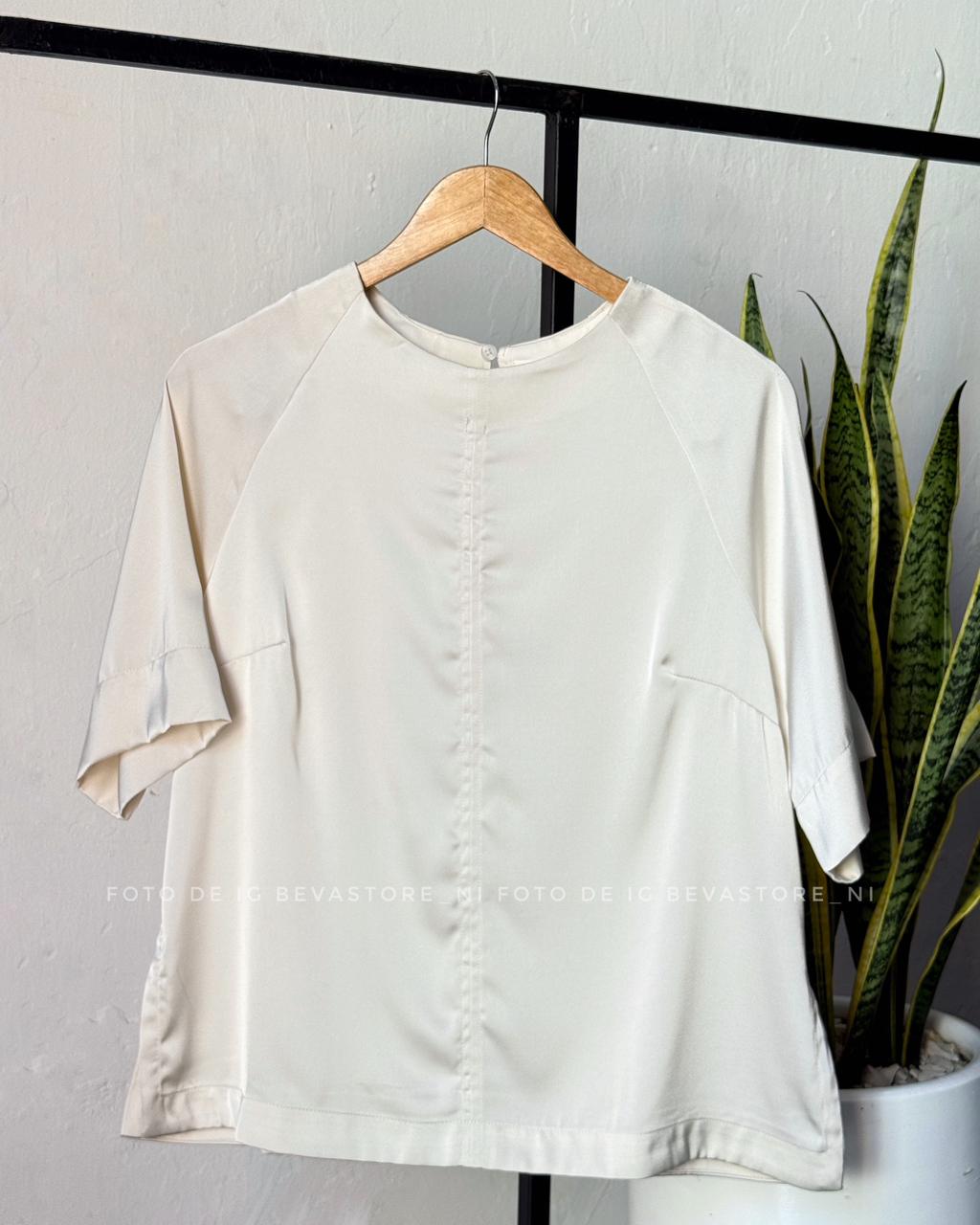Blusa satinada con abertura lateral