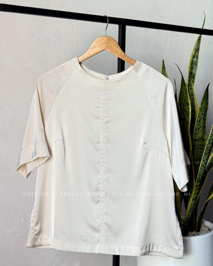 Blusa satinada con abertura lateral