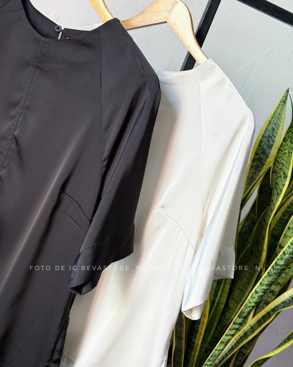 Blusa satinada con abertura lateral