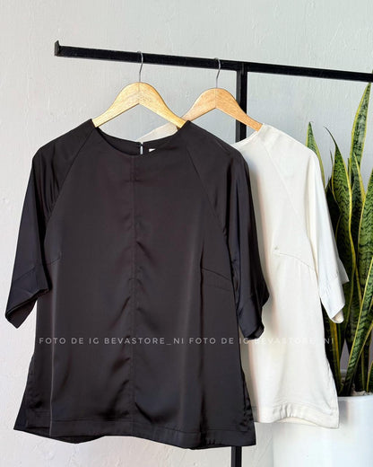 Blusa satinada con abertura lateral