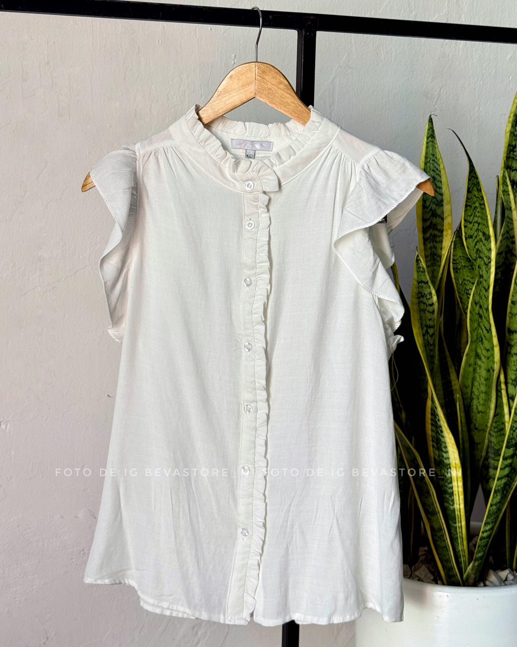 Blusa abotonada con volantes