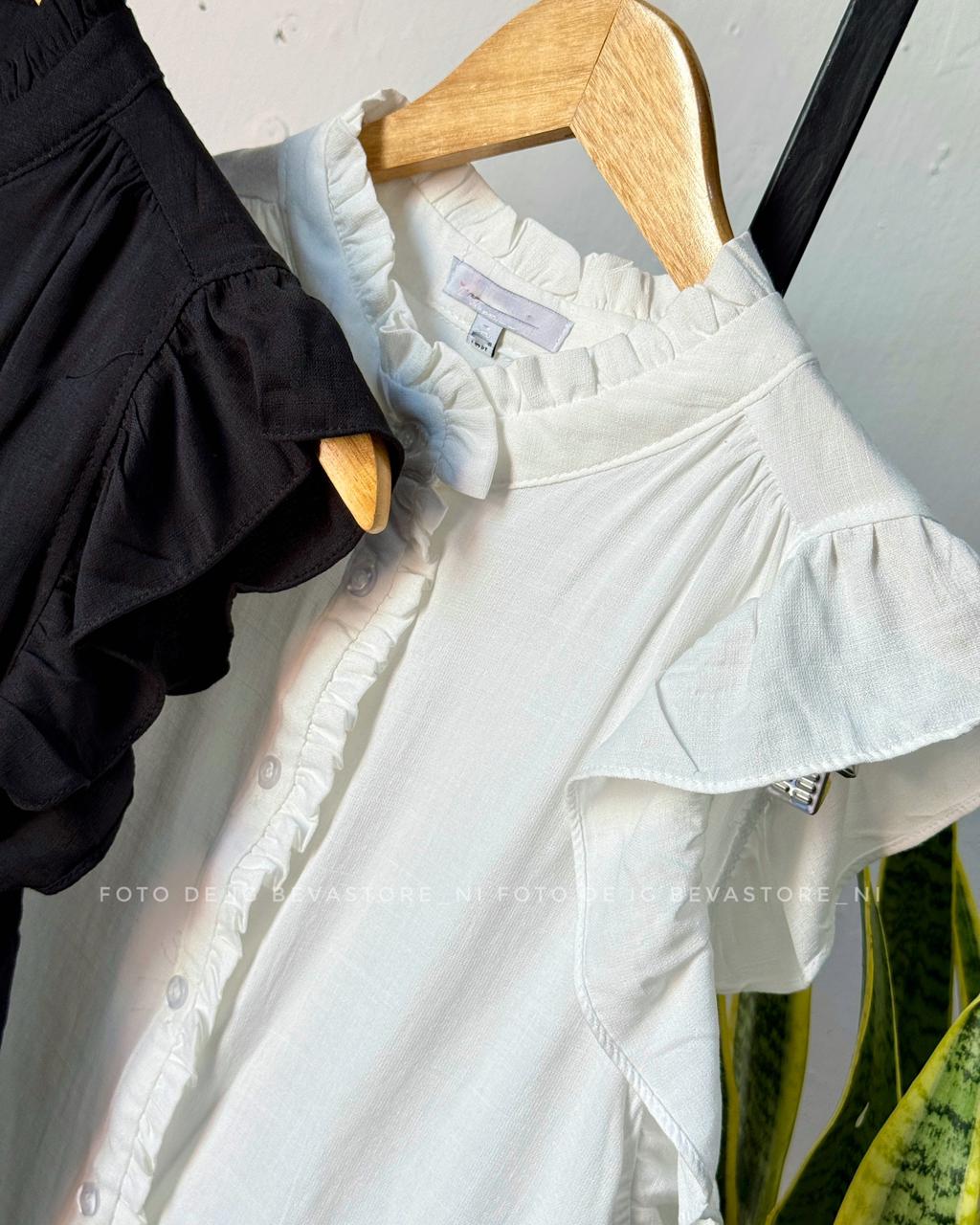 Blusa abotonada con volantes