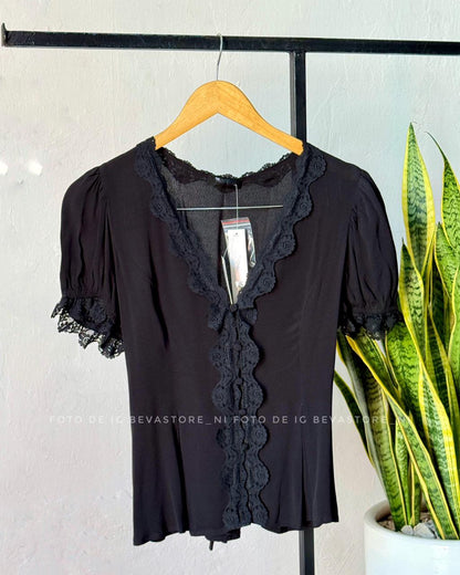 Blusa con mangas abullonadas y botones con ribete de encaje