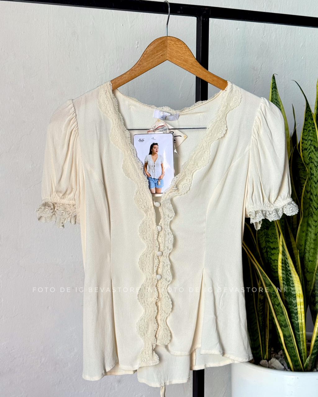 Blusa con mangas abullonadas y botones con ribete de encaje