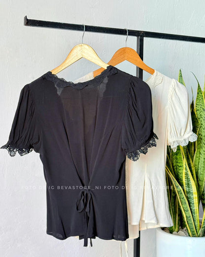 Blusa con mangas abullonadas y botones con ribete de encaje