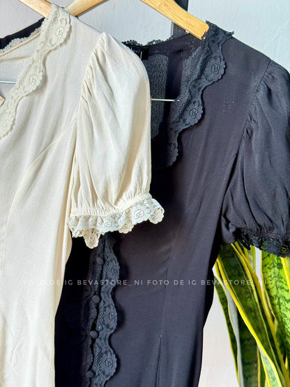 Blusa con mangas abullonadas y botones con ribete de encaje
