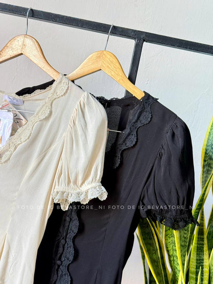 Blusa con mangas abullonadas y botones con ribete de encaje