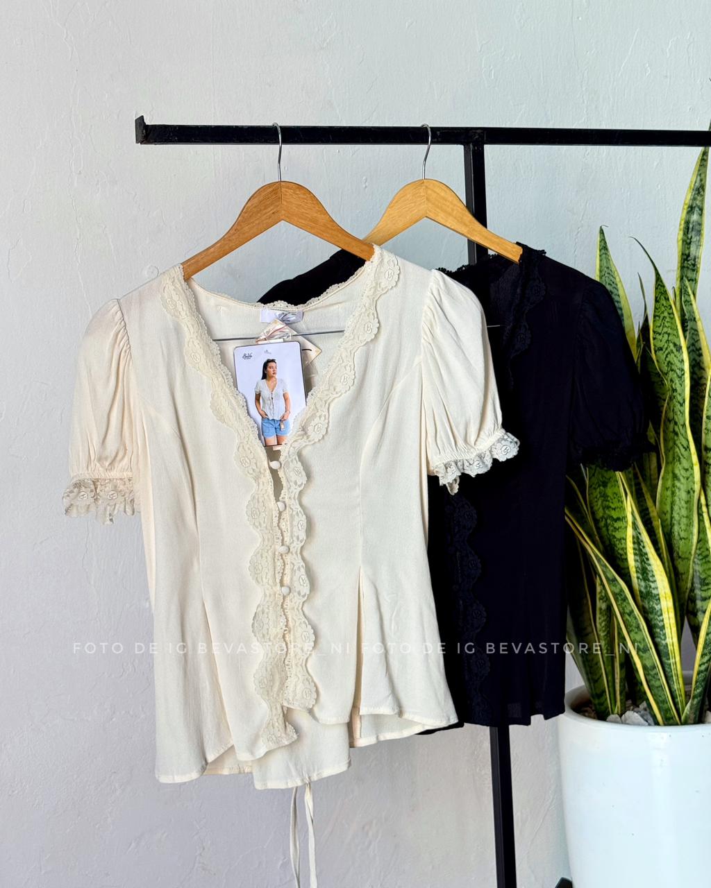 Blusa con mangas abullonadas y botones con ribete de encaje