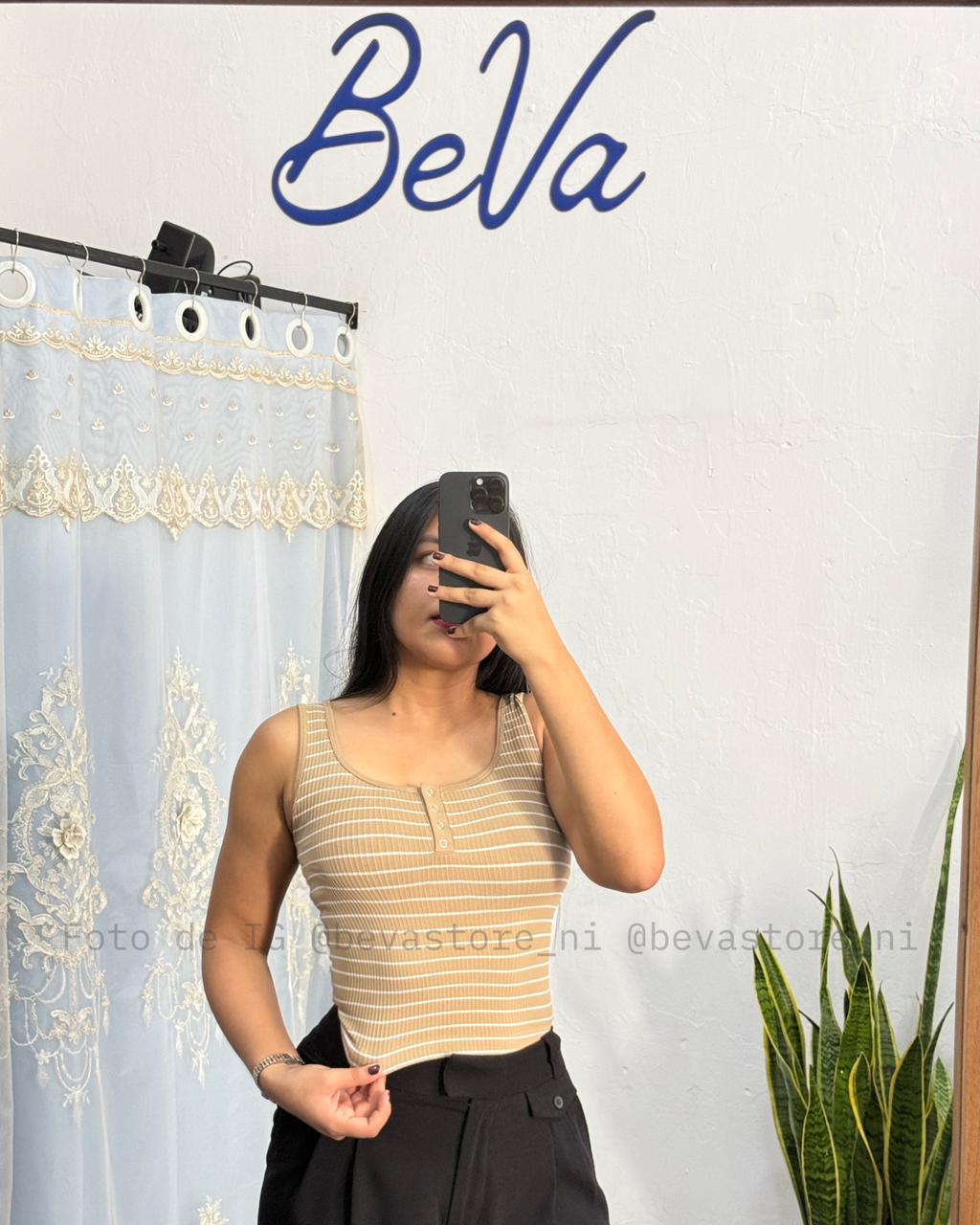 Crop top de rayas sin mangas con ojal