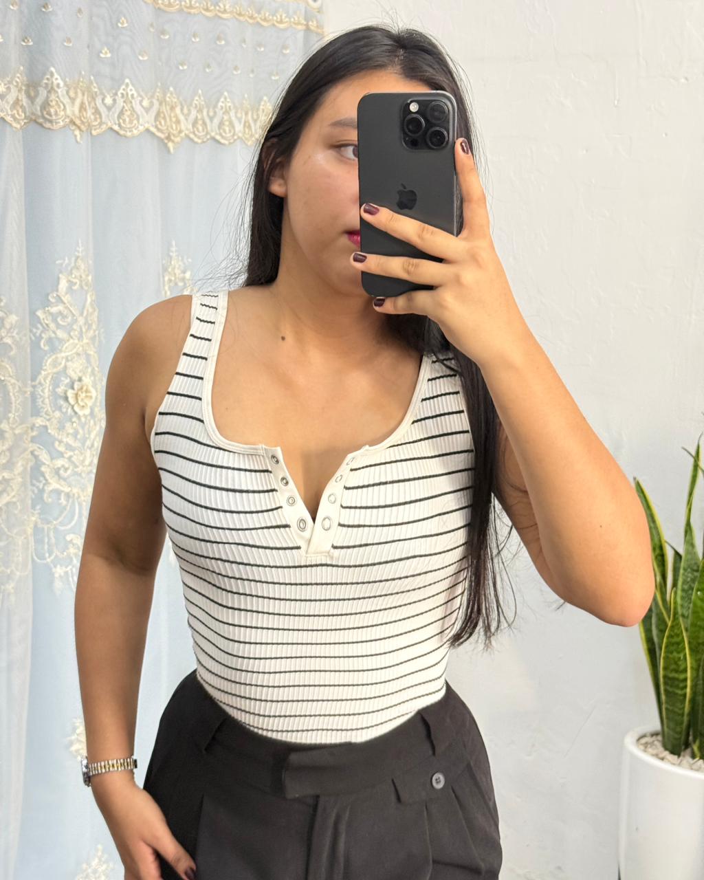 Crop top de rayas sin mangas con ojal
