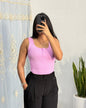 Crop top de rayas sin mangas con ojal