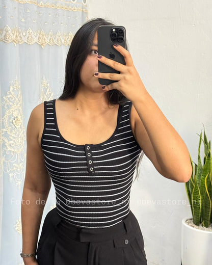 Crop top de rayas sin mangas con ojal