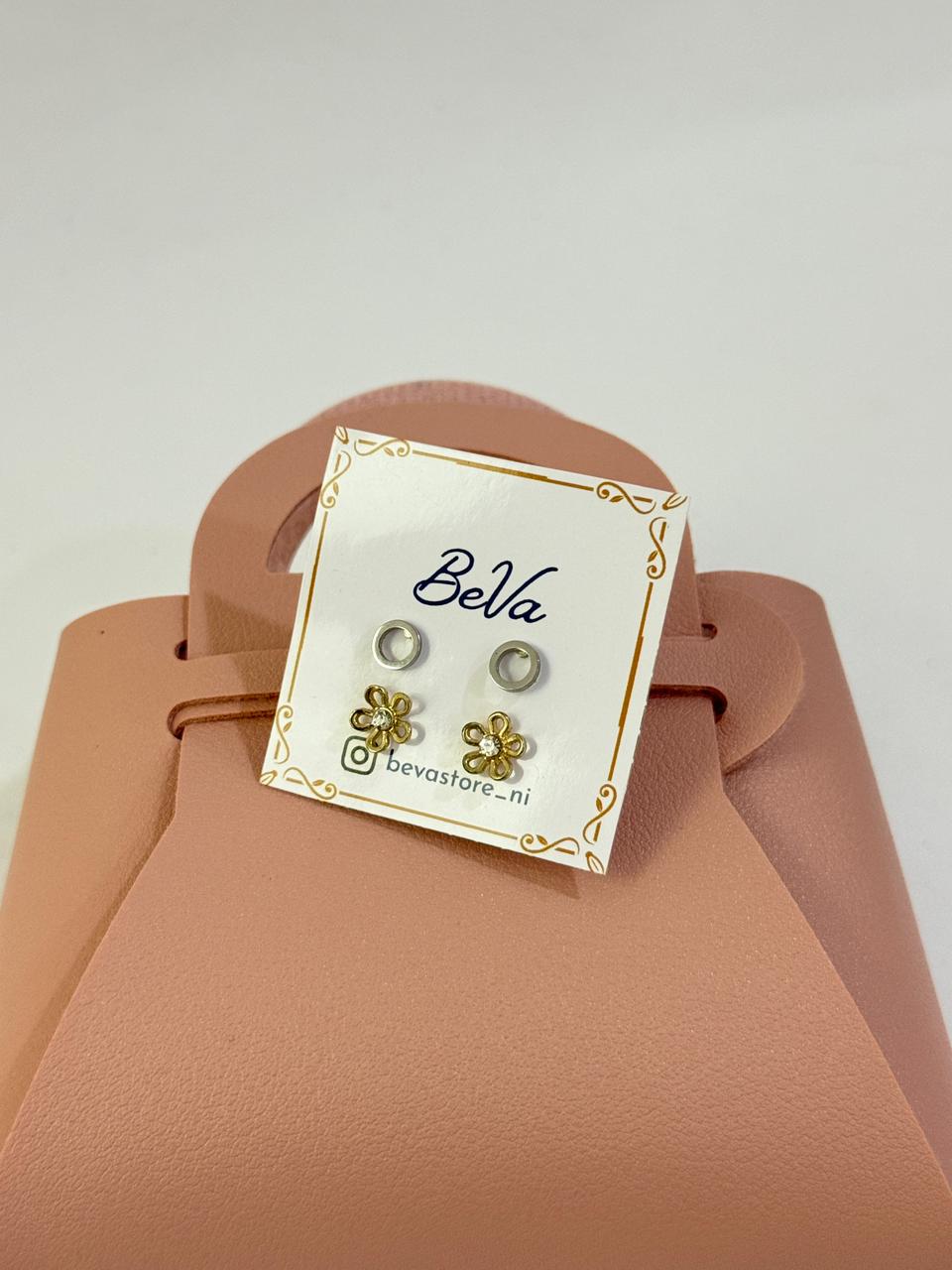 Aretes circular y de flor dorados