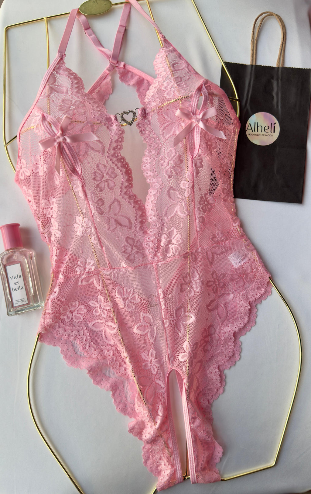 Lencería con escote profundo, adorno de encaje floral y ribete rizado