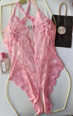 Lencería con escote profundo, adorno de encaje floral y ribete rizado