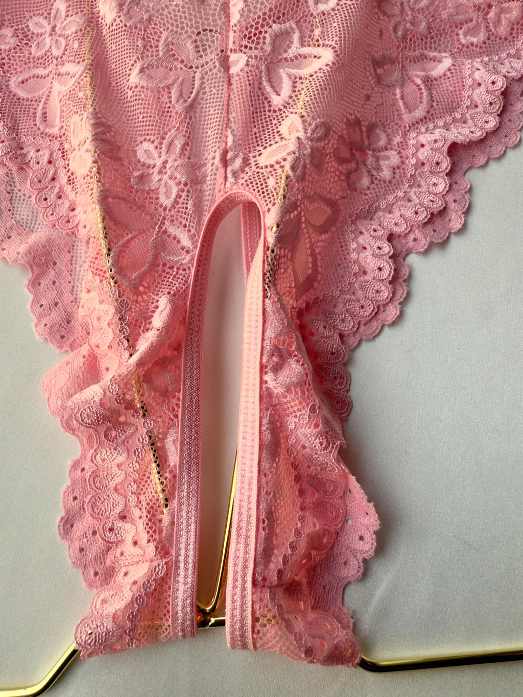 Lencería con escote profundo, adorno de encaje floral y ribete rizado