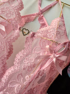 Lencería con escote profundo, adorno de encaje floral y ribete rizado