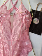 Lencería con escote profundo, adorno de encaje floral y ribete rizado