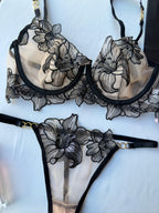 Lencería negra con bordado floral de malla