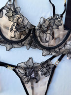Lencería negra con bordado floral de malla