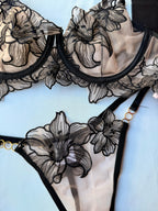 Lencería negra con bordado floral de malla