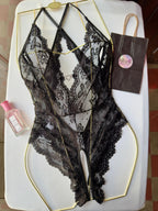 Lencería con escote profundo, adorno de encaje floral y ribete rizado