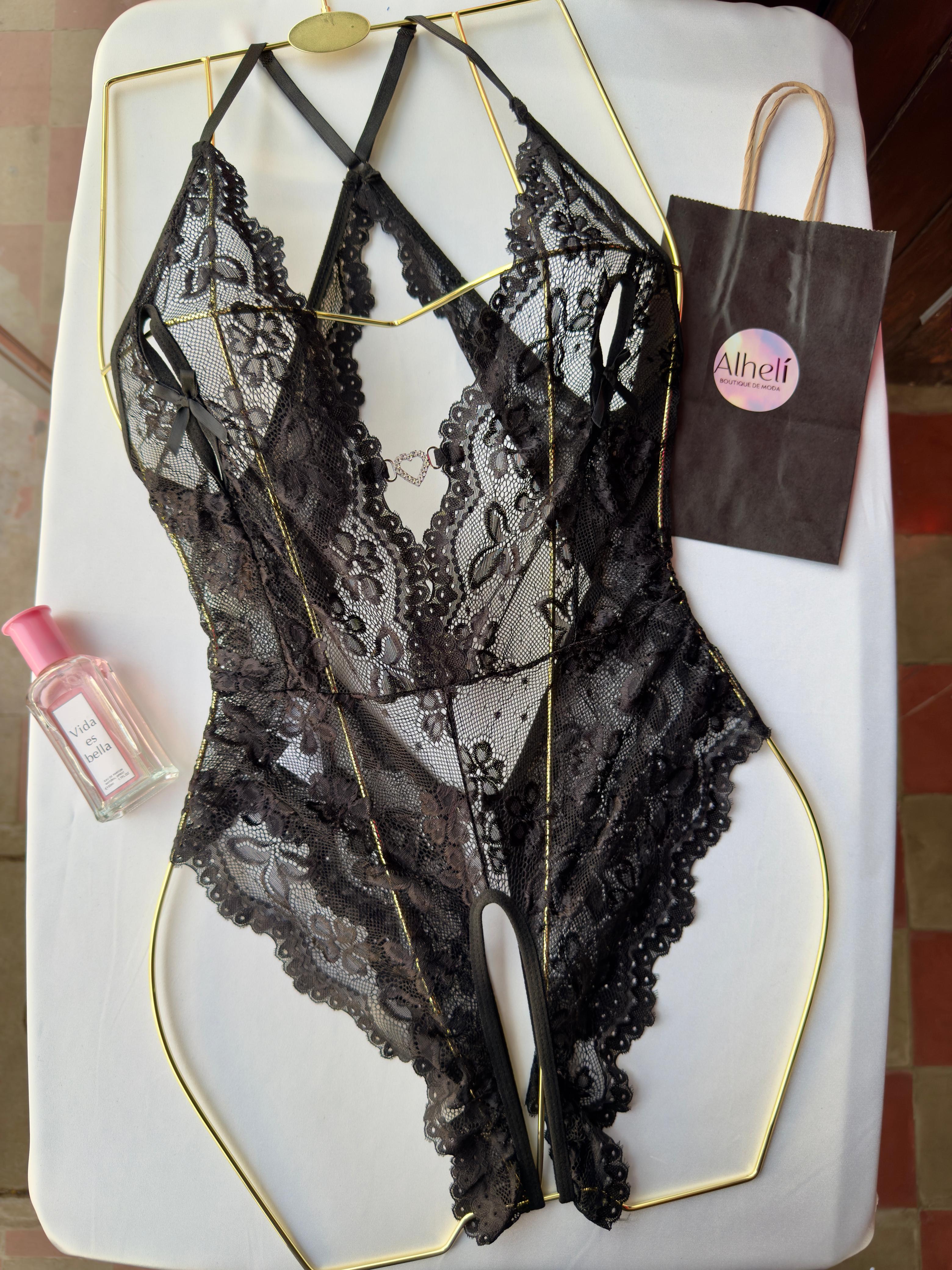 Lencería con escote profundo, adorno de encaje floral y ribete rizado