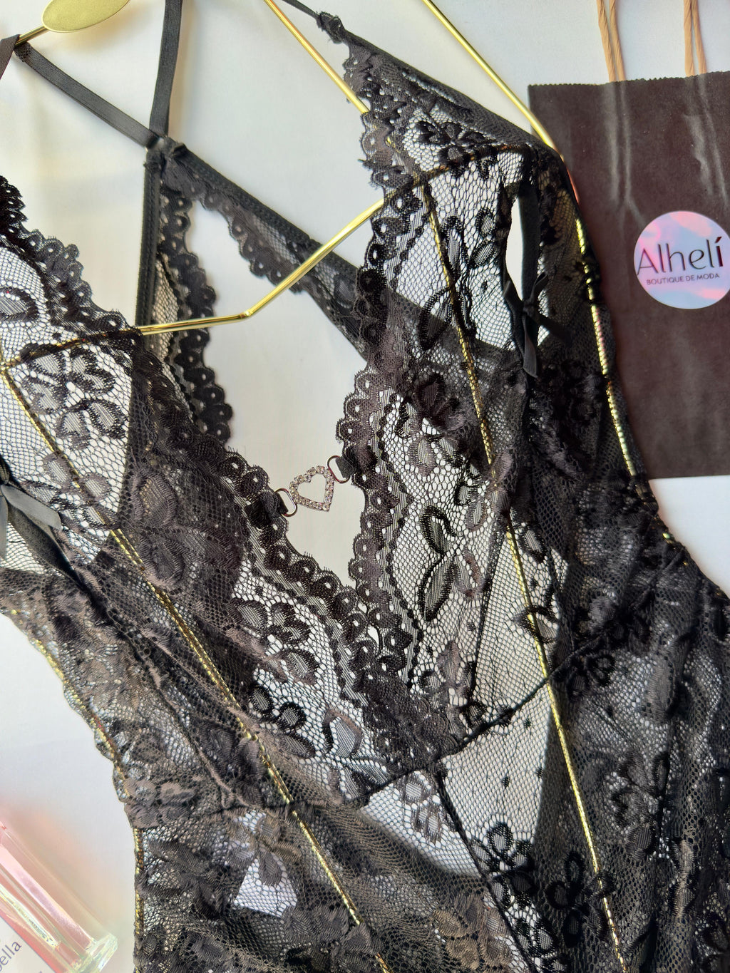 Lencería con escote profundo, adorno de encaje floral y ribete rizado