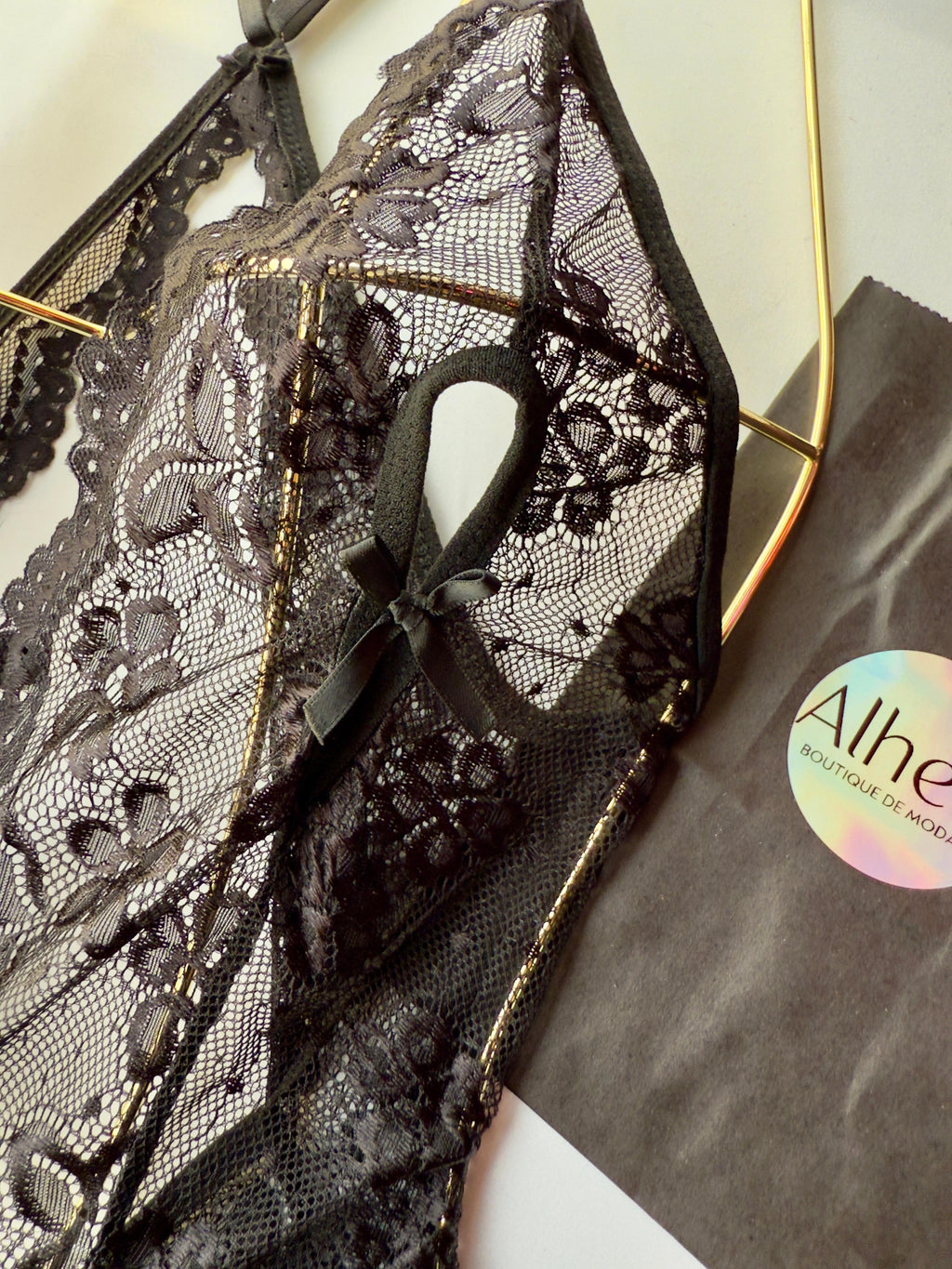 Lencería con escote profundo, adorno de encaje floral y ribete rizado