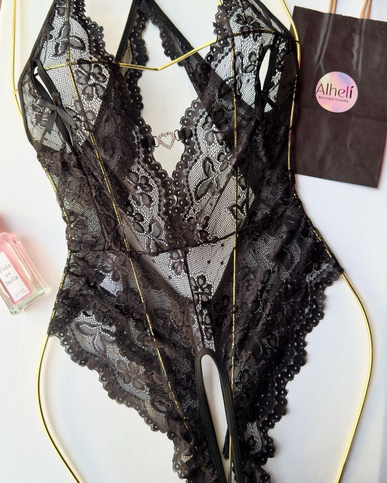 Lencería con escote profundo, adorno de encaje floral y ribete rizado