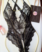 Lencería con escote profundo, adorno de encaje floral y ribete rizado