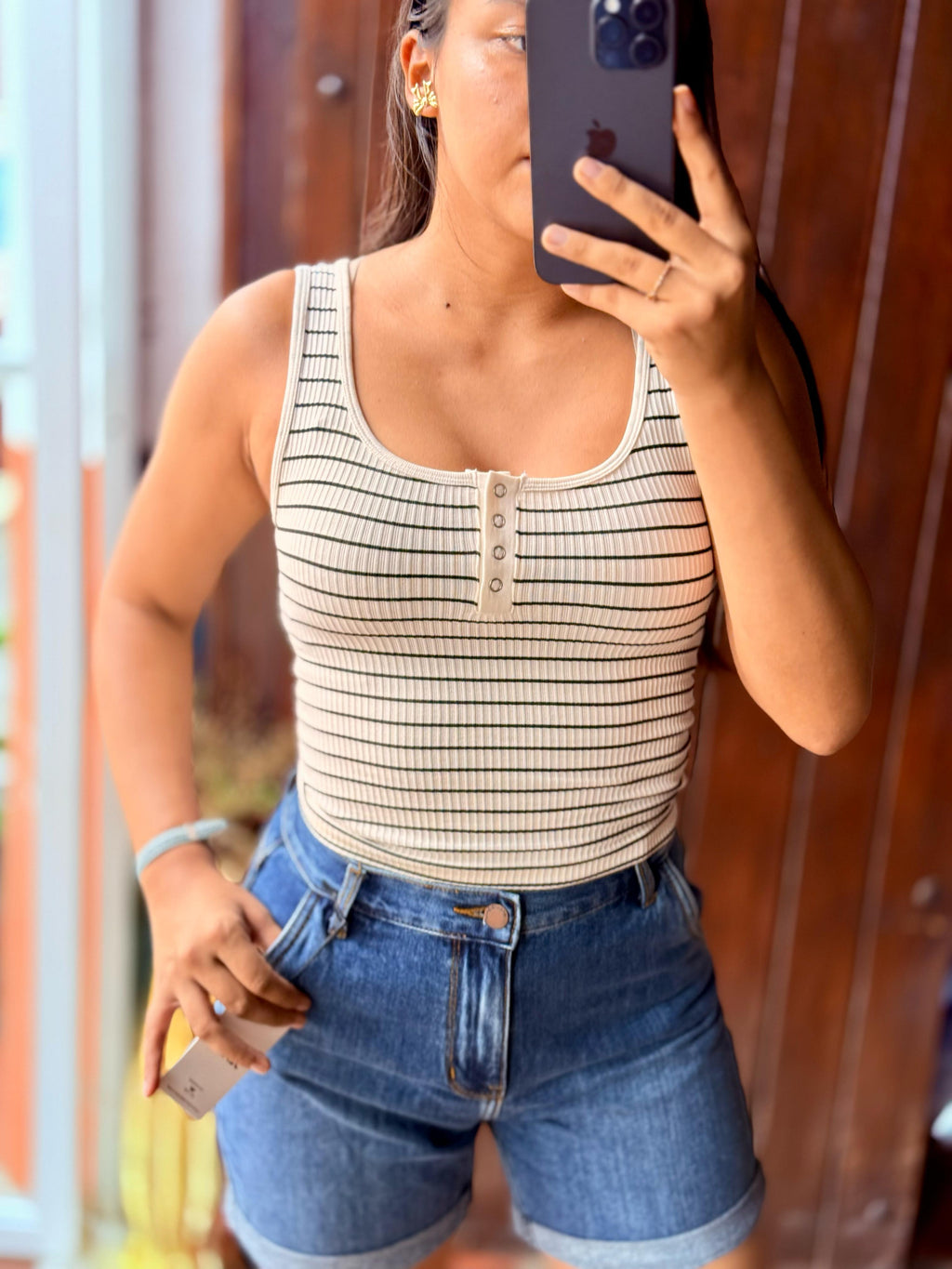 Crop top de rayas sin mangas con ojal
