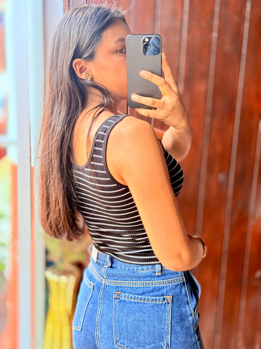 Crop top de rayas sin mangas con ojal
