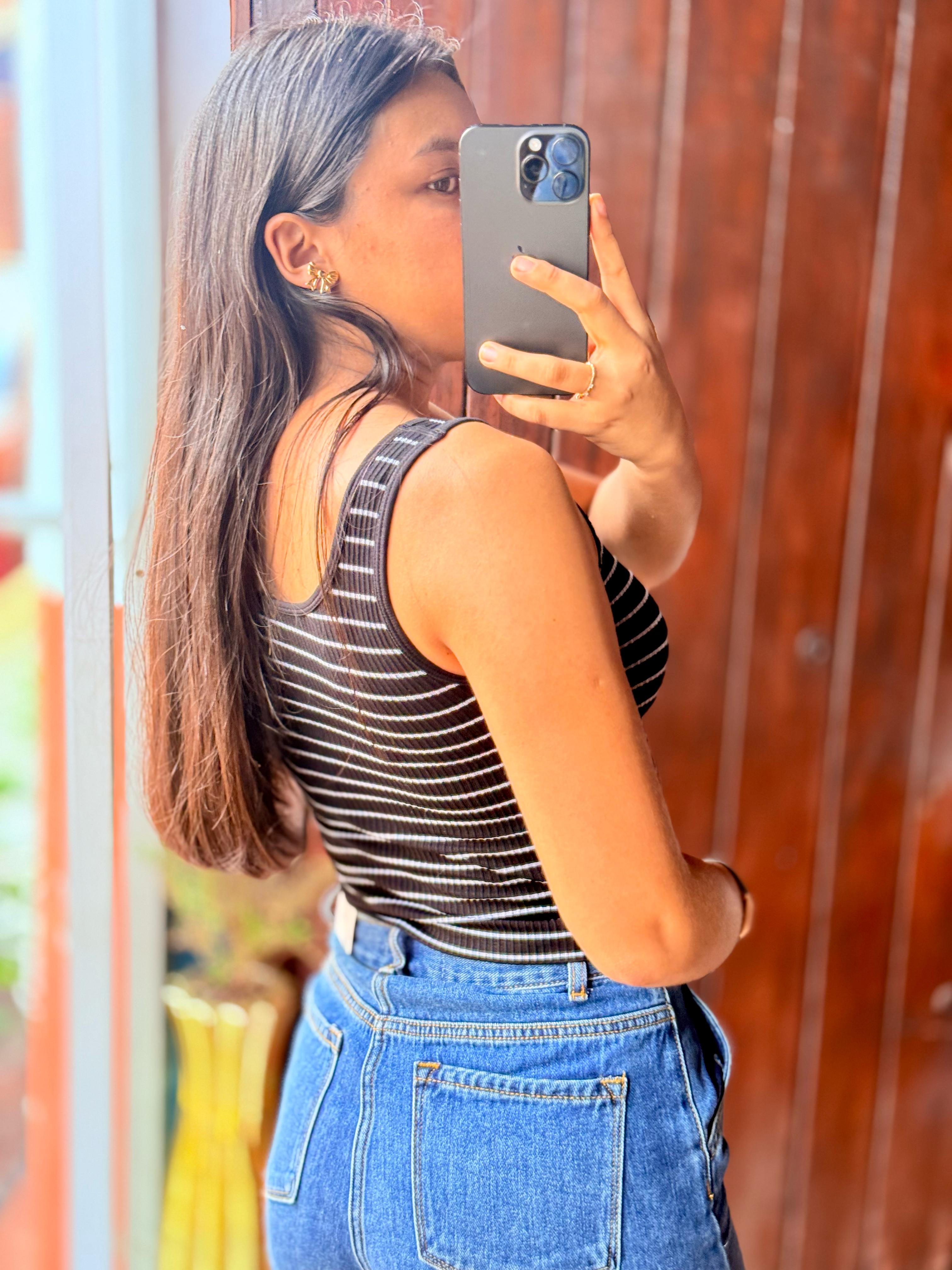 Crop top de rayas sin mangas con ojal