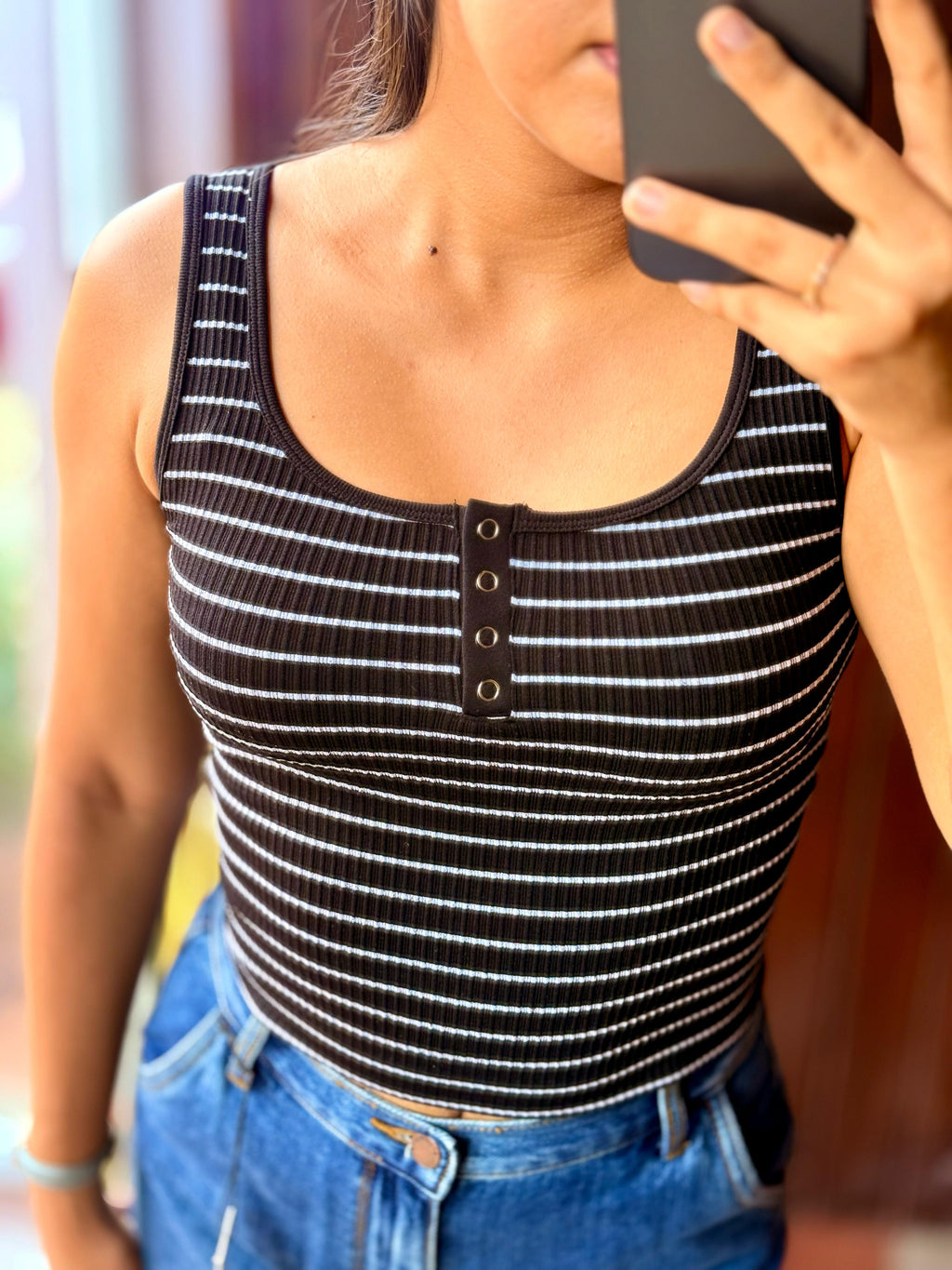Crop top de rayas sin mangas con ojal