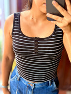Crop top de rayas sin mangas con ojal