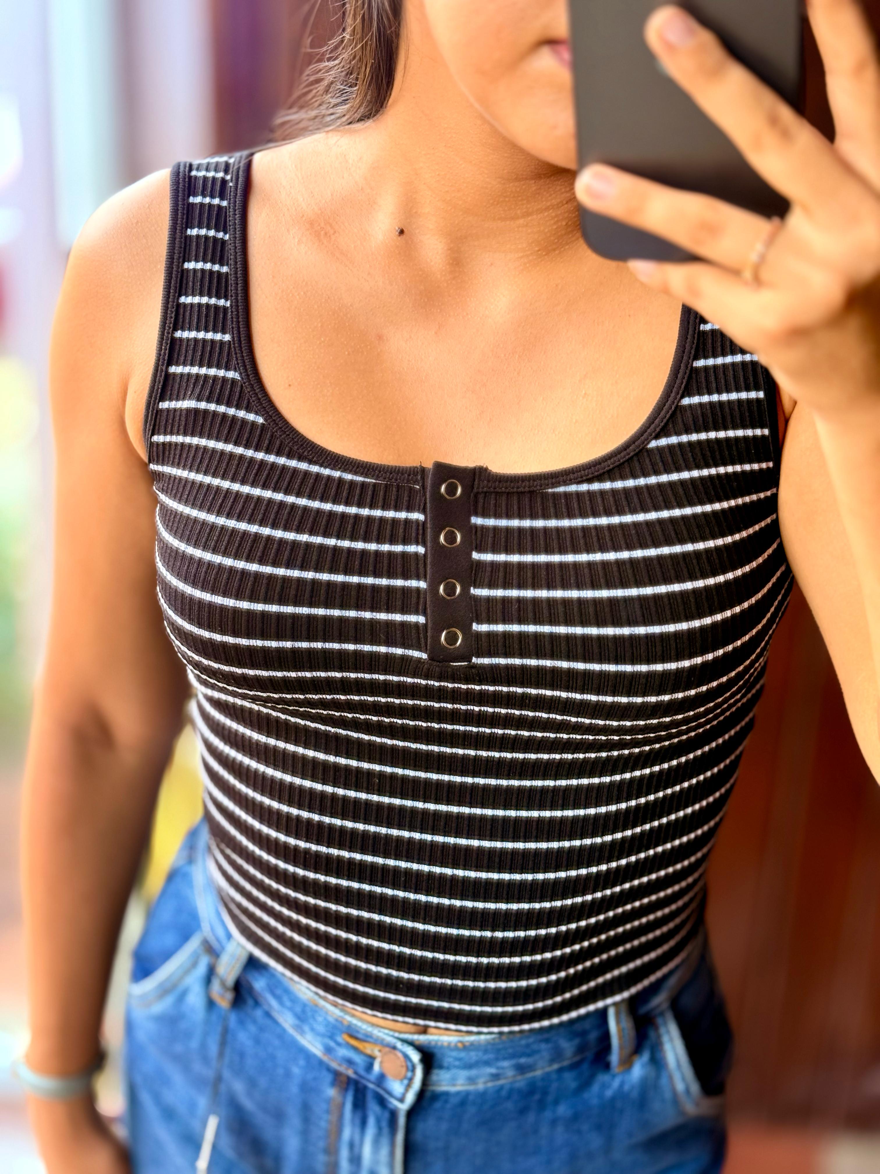 Crop top de rayas sin mangas con ojal