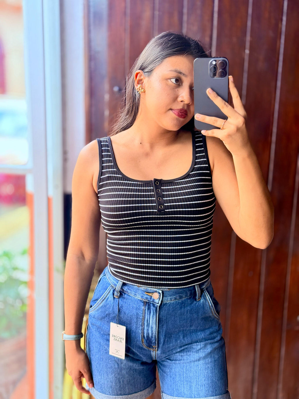 Crop top de rayas sin mangas con ojal