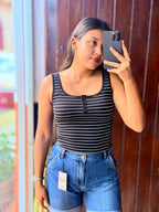 Crop top de rayas sin mangas con ojal